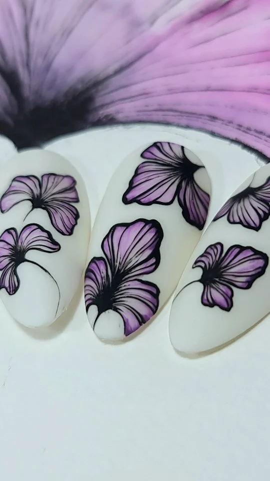 Démo rapide 🌸
Passer de l'art sur papier au nail art , c'est quasiment la même chose à quelques détails près :

🌸 le support et la texture
🌸 les proportions 
🌸 les peintures dans certains cas 
🌸 Et surtout ne pas trembler 
🌸 la patience 

#latelier_luciole 
#nails 
#nailart
#nailartist 
#nailsofinstagram 
#nailsmetz 
#metznailart 
#metznails 
#art