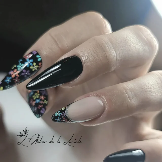 Ça fais un moment que je n'ai pas publié mon travail autre que sur moi ou sur capsules de nail art. Et n'ayant plus le temps ni trop l'envie de faire mes ongles en ce moment,  j'en profite pour vous partager un peu les poses spéciales de mes clientes 🥰💜

#latelier_luciole 
#nails 
#nailart 
#nailartist 
#nailsofinstagram 
#nailsmetz 
#metznailart 
#metznails 
#art
#artonnails